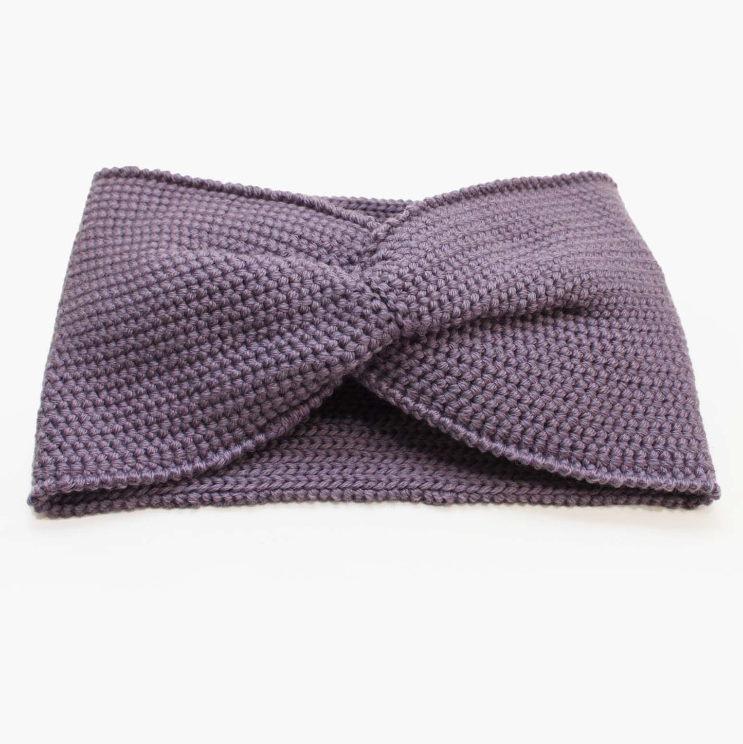 Lilanes Stirnband mit einer Turban-ähnlichen Verdrehung. Gestrickt im Doubleface Patentmuster, außen Knötchenstruktur und Innen sieht es wie ein klassisch rechts gestricktes Muster aus.