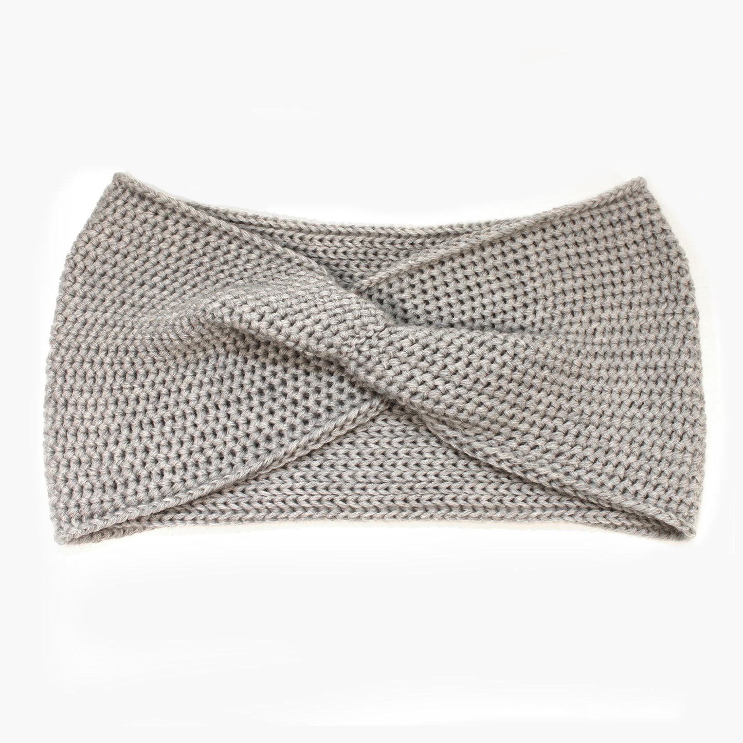 Silbergraues Stirnband mit einer Turban-ähnlichen Verdrehung. Gestrickt im Doubleface Patentmuster, außen Knötchenstruktur und Innen sieht es wie ein klassisch rechts gestricktes Muster aus.