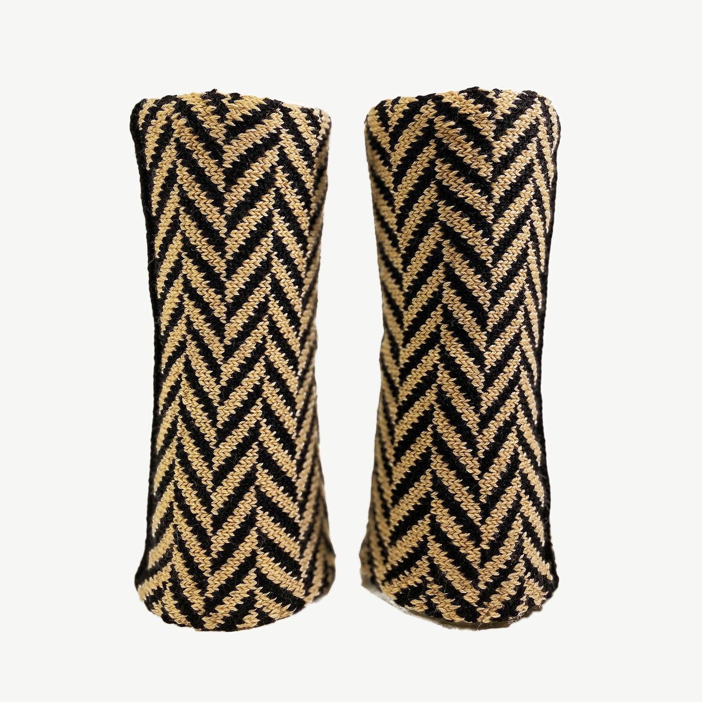 Armstulpen im Fischgrätmuster Schwarz/Karamel mit dem vincente-Label eine weiße Ente auf Rotem Grund