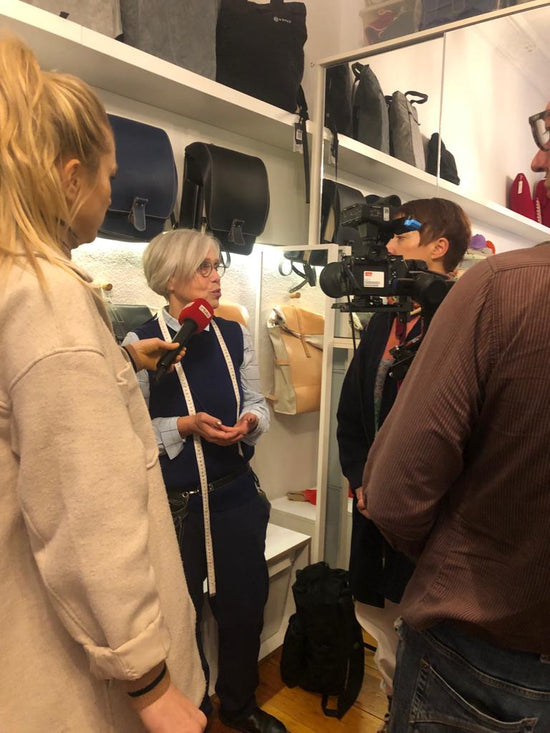Birgit Tappe bei einer Interwiewsituation mit einer Journalistein des fernsehsenders Rrbb