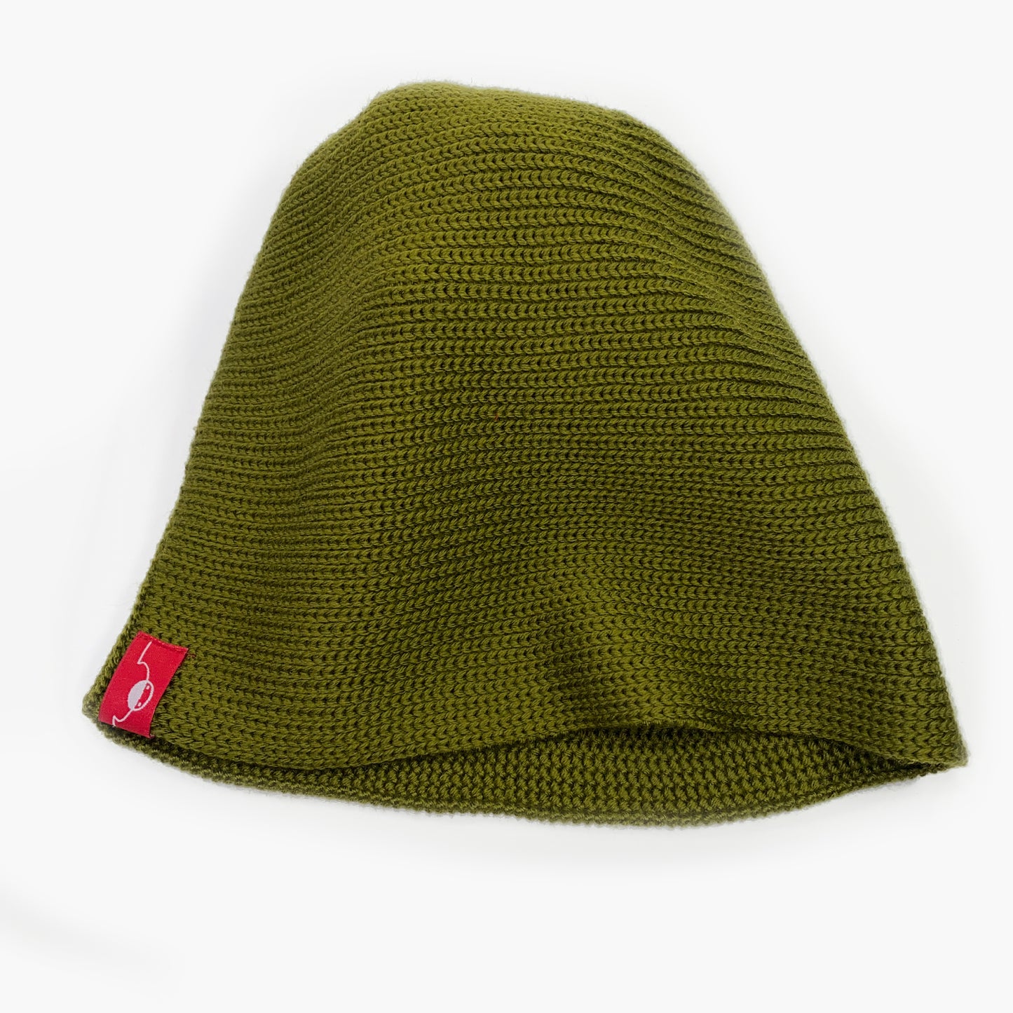 Olive farbene Wollmütze aus Merinowolle quer in Kopf-Form gestrickt. Das Fangpatentmuster bedeutet, daß Innen ein Knötchenmuster und außen ein klassiches Rechte Maschenmuster zu sehen ist. Wenn man den Beanie umkrempelt und als Dockermütze trägt ist jeweils das andere Muster zu sehen. Das rote vincente-Label mit der kleinen Ente ist am Rand angenäht. Die Mütze kann insideout getragen werden.
