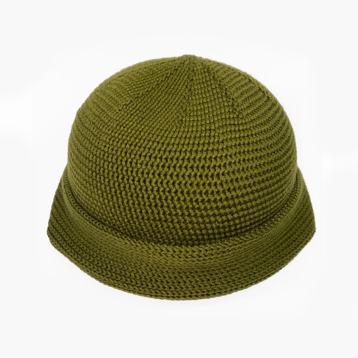 Olive farbene Wollmütze aus Merinowolle quer in Kopf-Form gestrickt. Das Fangpatentmuster bedeutet, daß Innen ein Knötchenmuster und außen ein klassiches Rechte Maschenmuster zu sehen ist. Wenn man den Beanie umkrempelt und als Dockermütze trägt ist jeweils das andere Muster zu sehen. Das rote vincente-Label mit der kleinen Ente ist am Rand angenäht. Die Mütze kann insideout getragen werden.