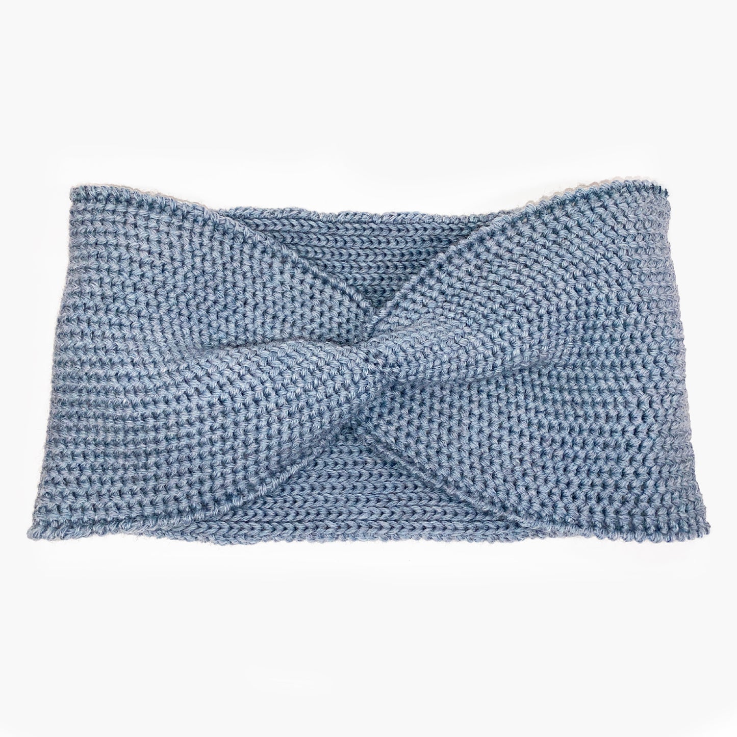 Graublaues Stirnband mit einer Turban-ähnlichen Verdrehung. Gestrickt im  Doubleface Patentmuster, außen Knötchenstruktur und Innen sieht es wie ein klassisch rechts gestricktes Muster aus.