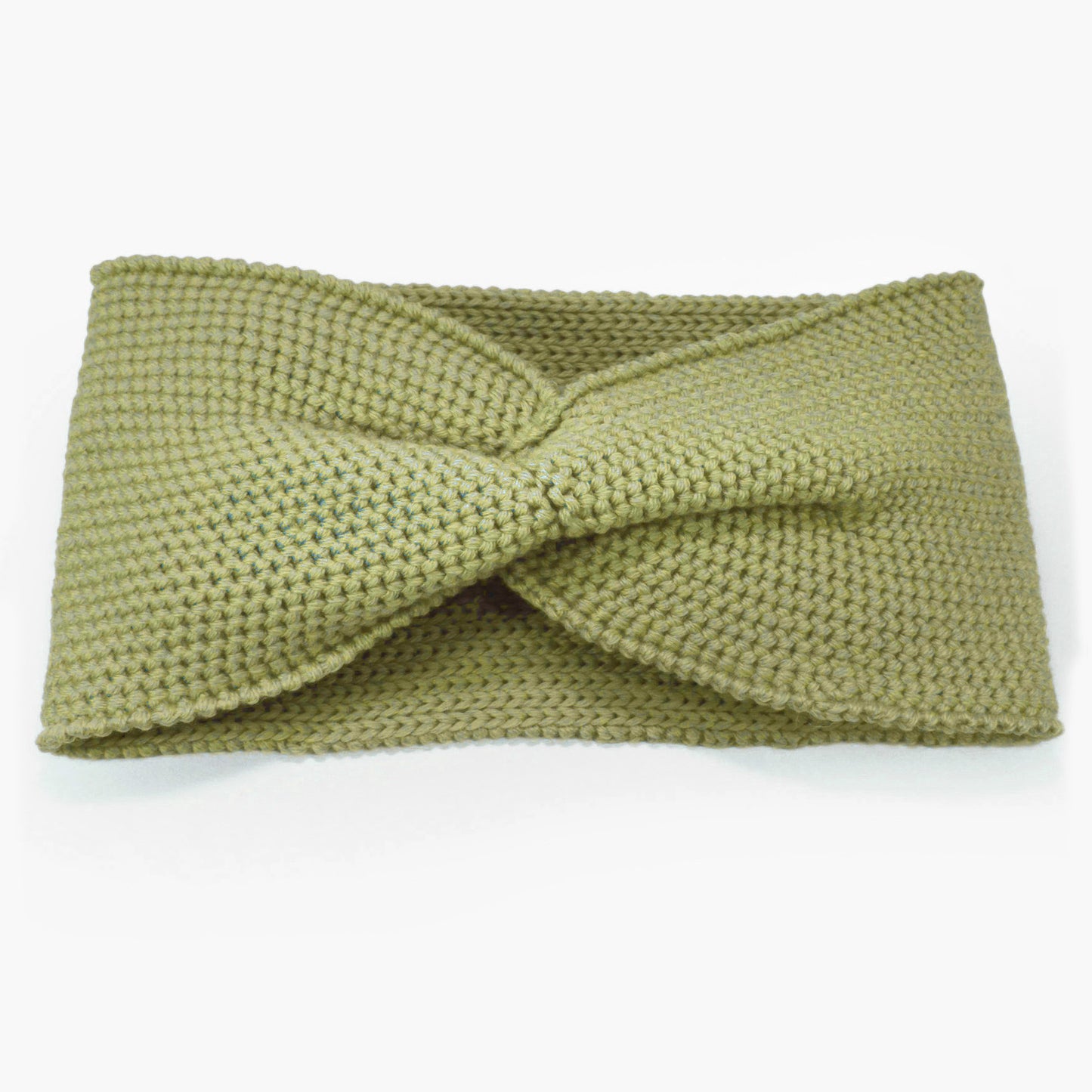 Matchagrünes Stirnband mit einer Turban-ähnlichen Verdrehung. Gestrickt im  Doubleface Patentmuster, außen Knötchenstruktur und Innen sieht es wie ein klassisch rechts gestricktes Muster aus.