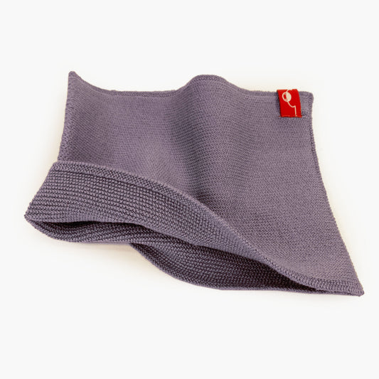 Lila farbener gestrickter Loop außen glatt rechts gestrick. An einer Stelle ist der Schlauch umgeschlagen so sieht man das Innere feine Knötchen-Muster. das Rote/Weiße vincente-Label ist angenäht.