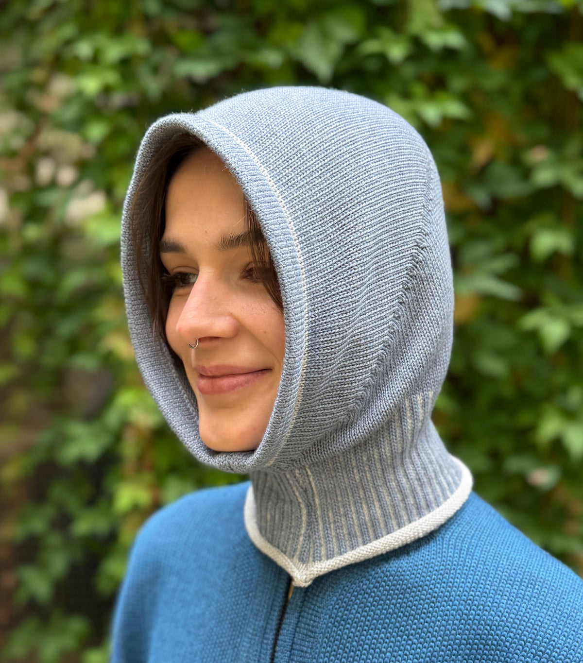Designermütze im schicken freundlichen Graublau aus zertifizierter Merinowolle in Handarbeit hergestellt.
