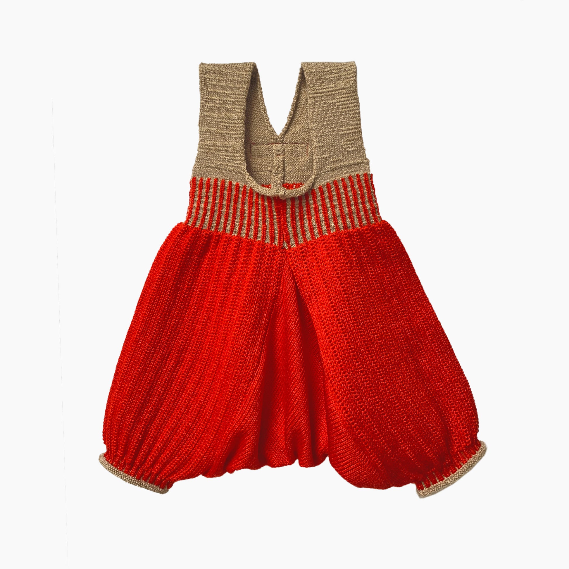 gestrickte kurze Hose aus feinster Bio-Merinowolle mit tiefen Schritt und viel Platz für Windeln. Die Hose von vincente hat hochelastische Hosenträger und ist Orange. Die Hosenträger sind beige so wie die längsstreifen in dem geraffsten Bund und Beinabschlüssen.