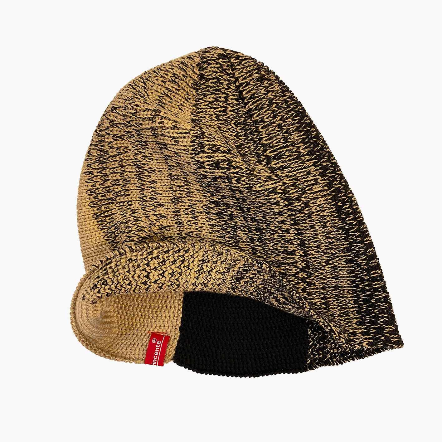 Karamel/Schwarze farbene Beanie. Der Rand ist umgeschlagen, wie bei einer Dockermütze.  Die Mütze hat einen Farbverlauf, der sich im Kreis wie Karamel-farben ein Stück Schwarz. Dazwischen  michen sich die beiden Farben im Farbverlauf von Karamel mit etwas Schwarz dann etwas mehr Schwarz usw.