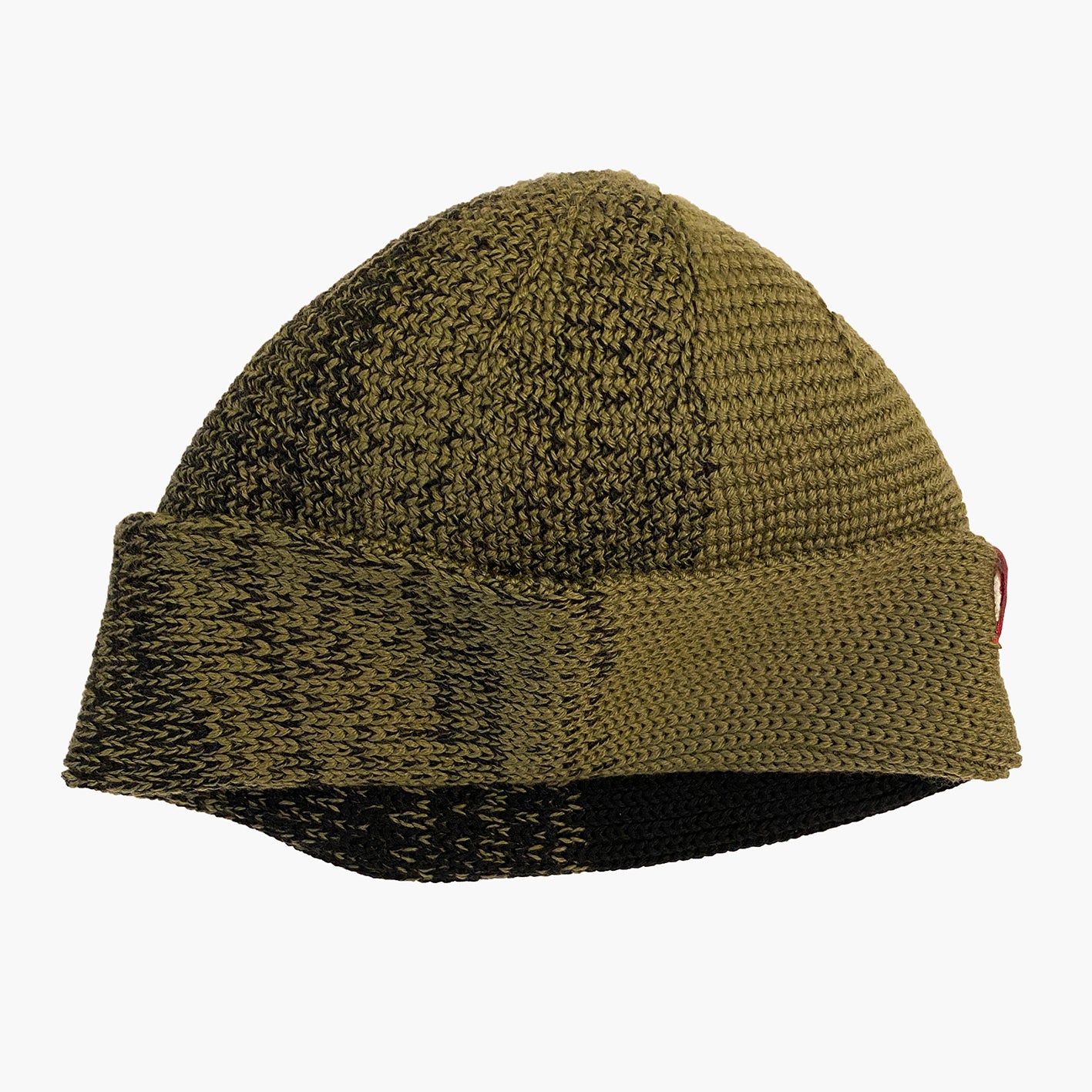 Olive/Schwarze  Beanie. Der Rand ist umgeschlagen, wie bei einer Dockermütze.  Die Mütze hat einen Farbverlauf, der sich im Kreis wie Tortenstücke verhält. Ein Stück ist Olive-farben ein Stück Schwarz. Dazwischen  michen sich die beiden Farben im Farbverlauf von Olive mit etwas Schwarz dann etwas mehr Schwarz usw.