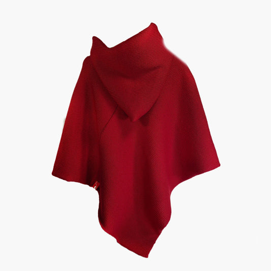 Rotes, gestricktes Cape mit Kapuze.