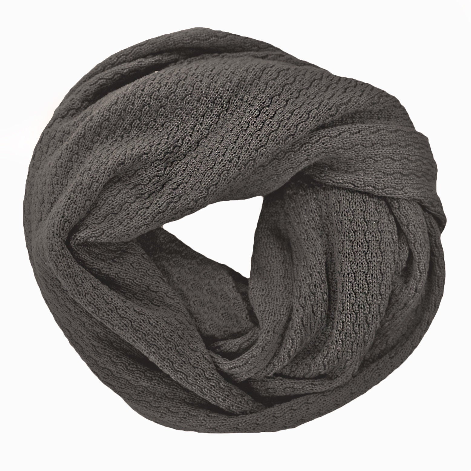 Dunkelgrauer, gestrickter Loop im Fangpatentmuster. Eine Seite sieht glatt rechts mit kleinen Wellen gestrickt aus, die andere Seite sieht aus wie kleine Muscheln. Der Wollschal ist zu einem Haufen drapiert, so sieht man den weichen Fall.