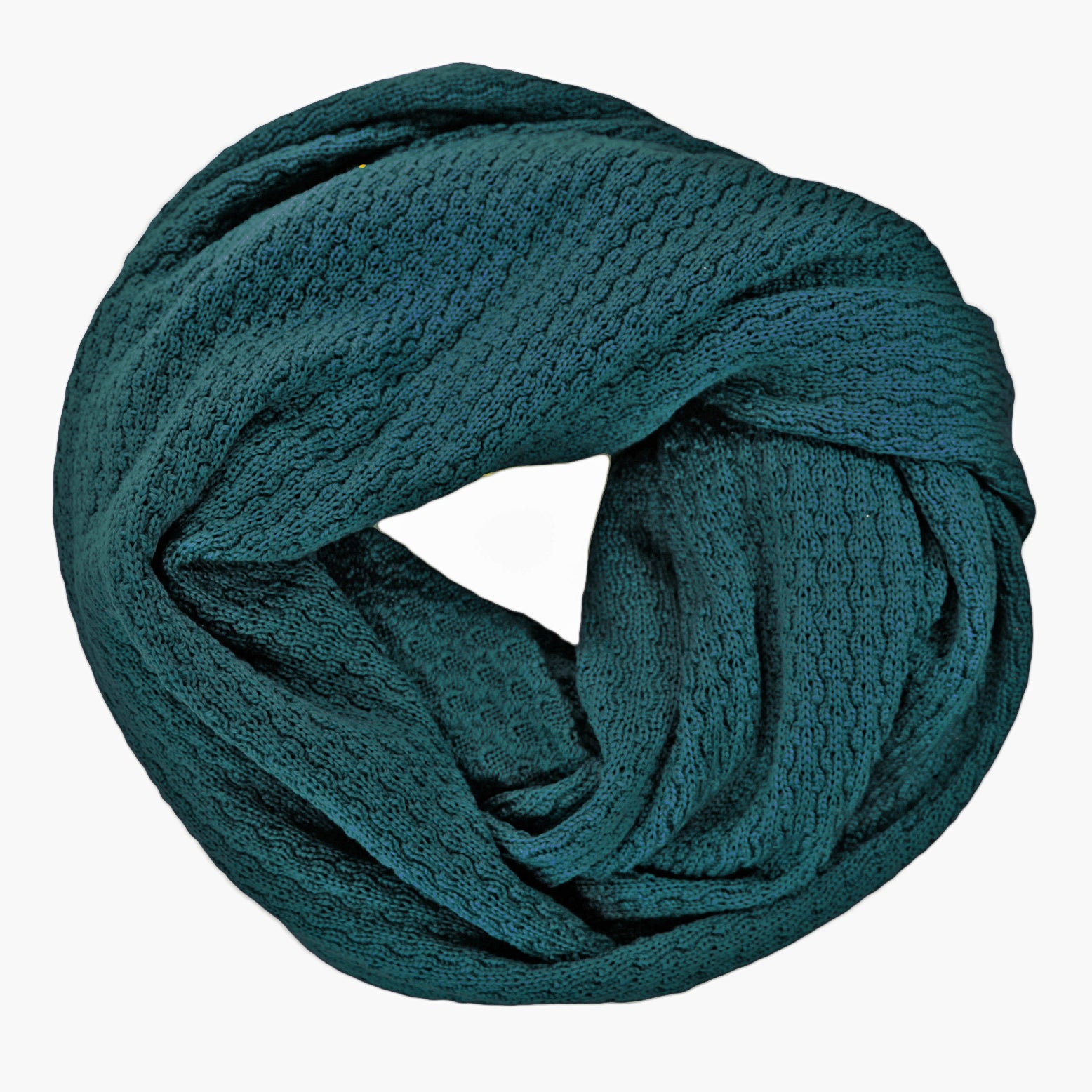 Petrolfarbener, gestrickter Loop im Fangpatentmuster. Eine Seite sieht glatt rechts mit kleinen Wellen gestrickt aus, die andere Seite sieht aus wie kleine Muscheln. Der Wollschal ist zu einem Haufen drapiert, so sieht man den weichen Fall.