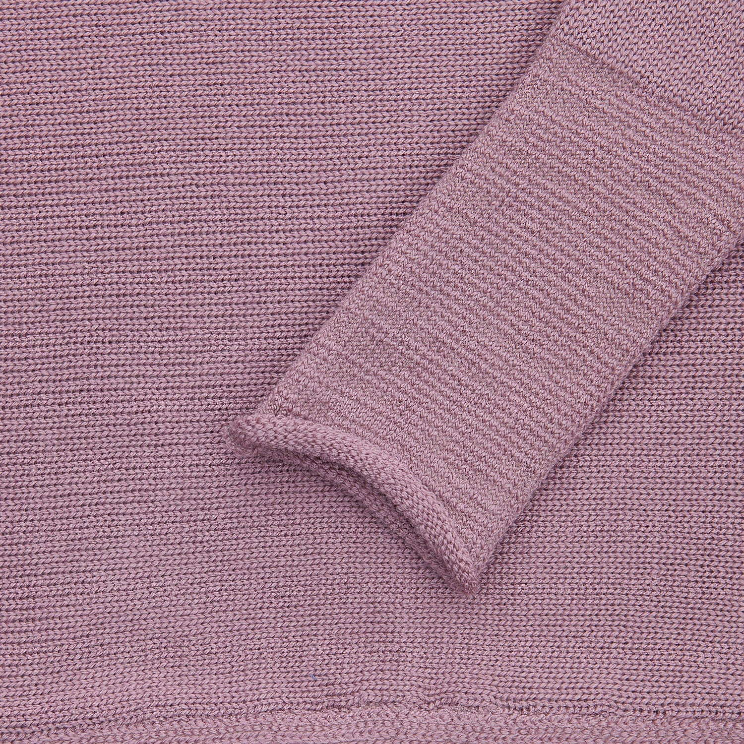Detailansicht des Rosenholz Farbenern gestrickten Pullover mit angeschnittenen Ärmeln. Man sieht das Ärmelbündchen.
