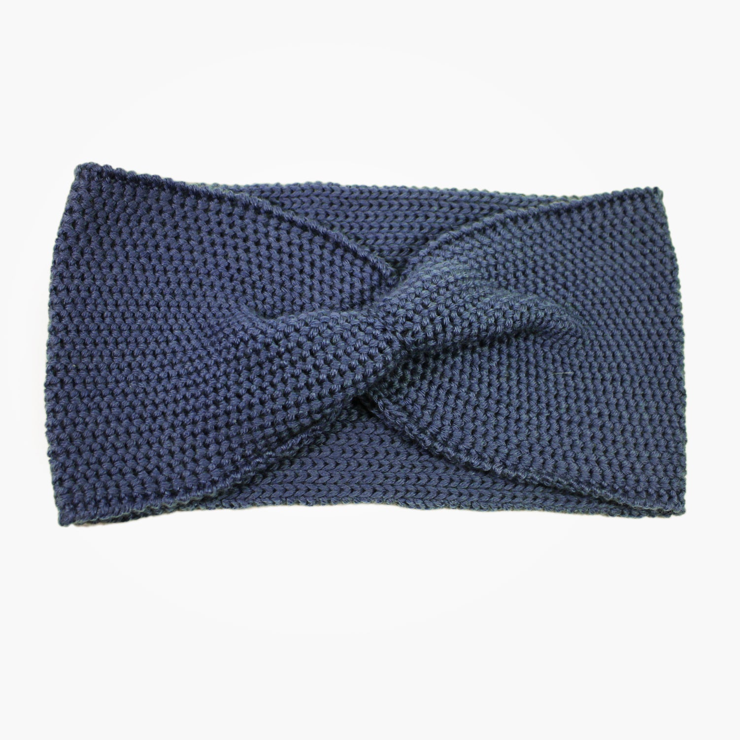 Jeansblaues Stirnband mit einer Turban-ähnlichen Verdrehung. Gestrickt im  Doubleface Patentmuster, außen Knötchenstruktur und Innen sieht es wie ein klassisch rechts gestricktes Muster aus.
