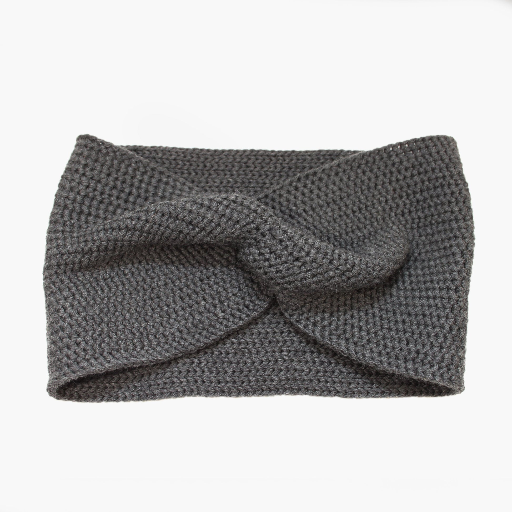 Graues Stirnband mit einer Turban-ähnlichen Verdrehung. Gestrickt im  Doubleface Patentmuster, außen Knötchenstruktur und Innen sieht es wie ein klassisch rechts gestricktes Muster aus.