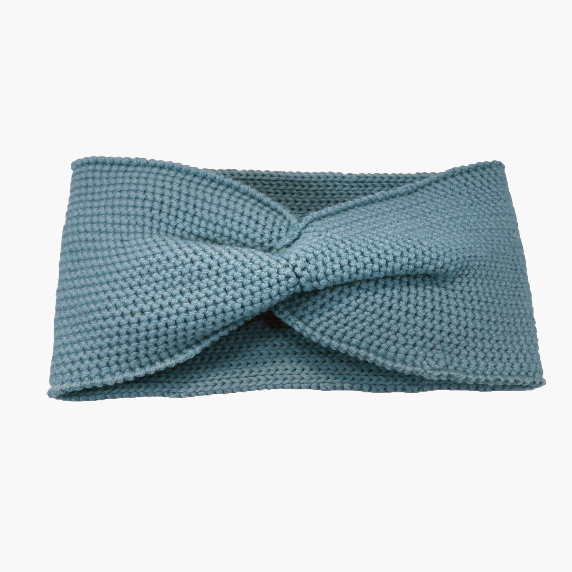 Hellblaues Stirnband mit einer Turban-ähnlichen Verdrehung. Gestrickt im  Doubleface Patentmuster, außen Knötchenstruktur und Innen sieht es wie ein klassisch rechts gestricktes Muster aus.