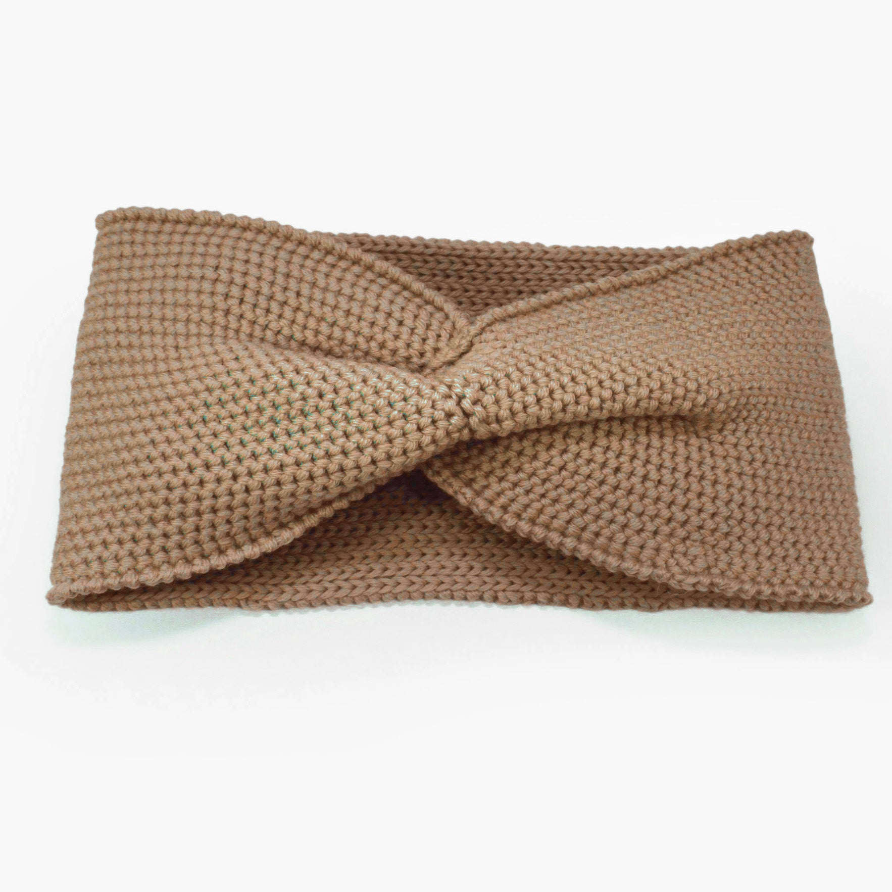 Beiges Stirnband mit einer Turban-ähnlichen Verdrehung. Gestrickt im  Doubleface Patentmuster, außen Knötchenstruktur und Innen sieht es wie ein klassisch rechts gestricktes Muster aus.