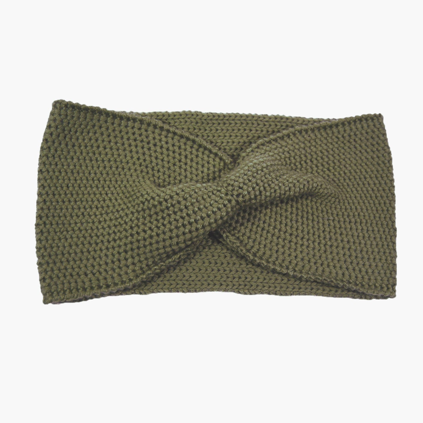 Olives Stirnband mit einer Turban-ähnlichen Verdrehung. Gestrickt im  Doubleface Patentmuster, außen Knötchenstruktur und Innen sieht es wie ein klassisch rechts gestricktes Muster aus.