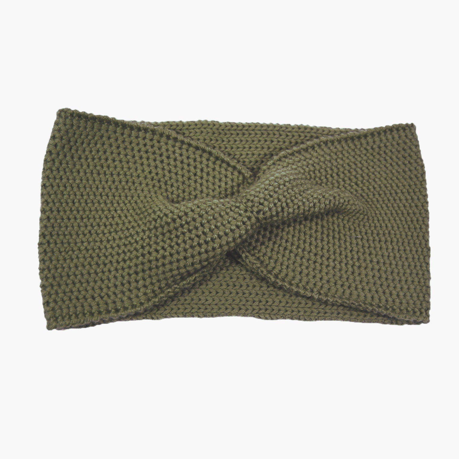Olives Stirnband mit einer Turban-ähnlichen Verdrehung. Gestrickt im  Doubleface Patentmuster, außen Knötchenstruktur und Innen sieht es wie ein klassisch rechts gestricktes Muster aus.